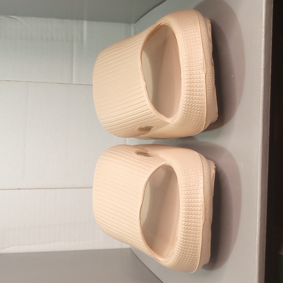 Cloudies tan slides, women's size 4 - Picture 2 of 7